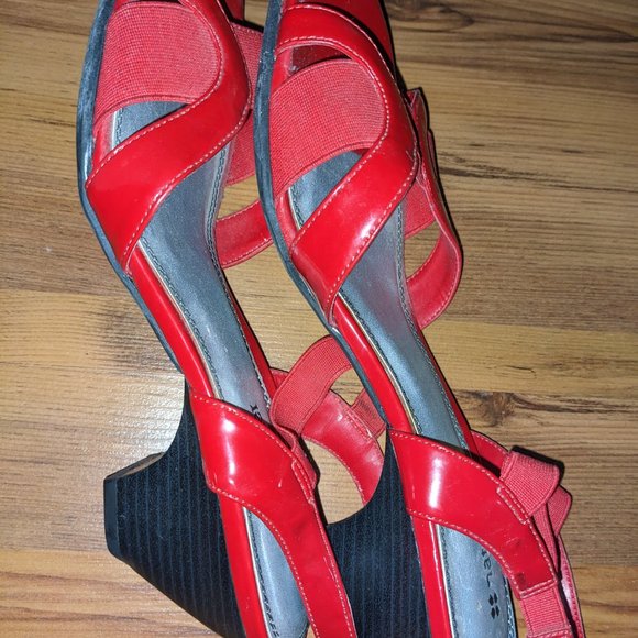 Naturalizer - Red (8.5W) Model: Switch - Picture 6 of 6